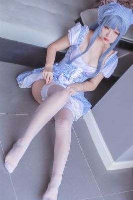 隐于书后